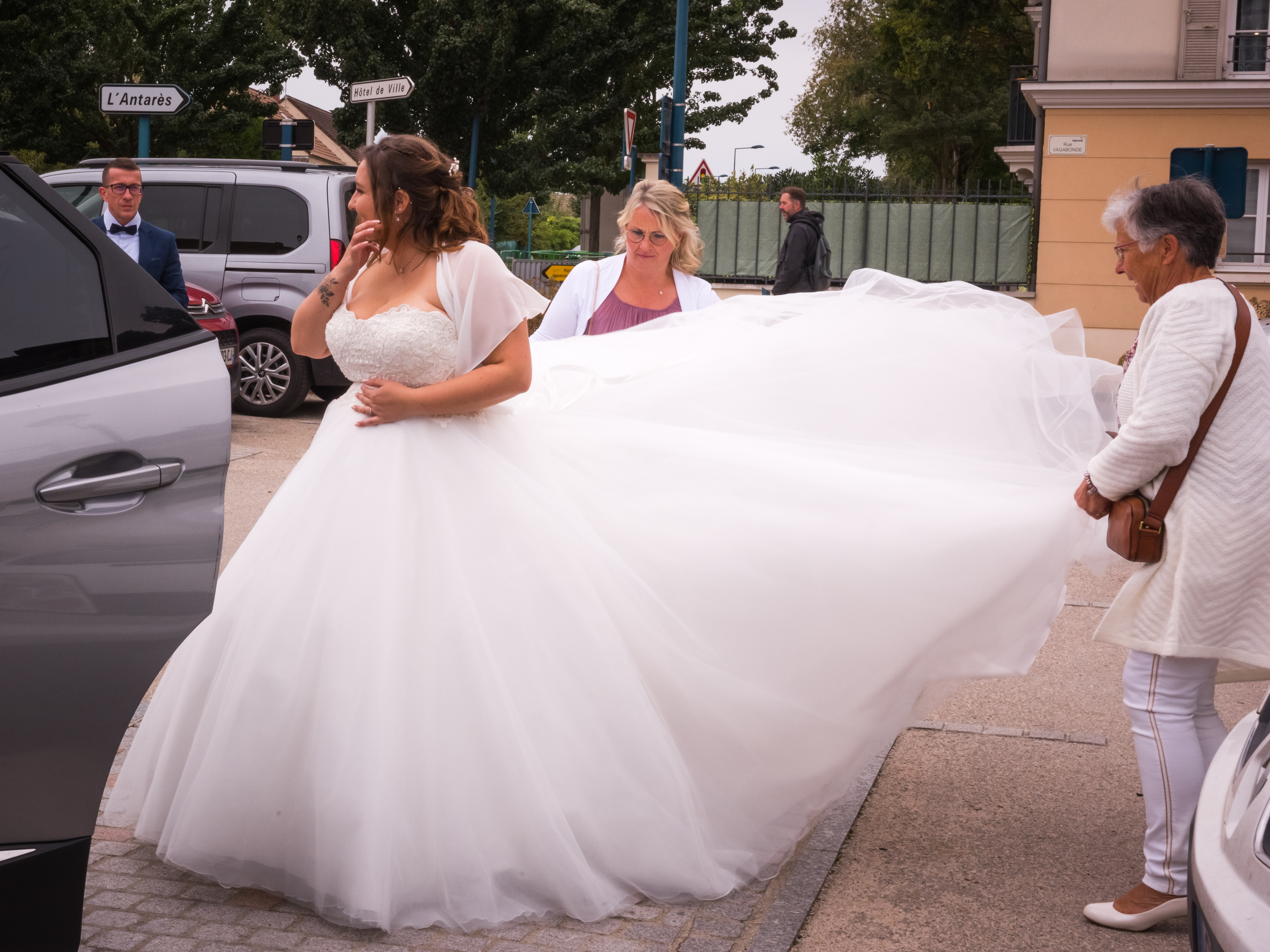 Mariage de Laurie et Valentin first look arrivée de la mariée, la mère et la grand mère arrangent sa robe