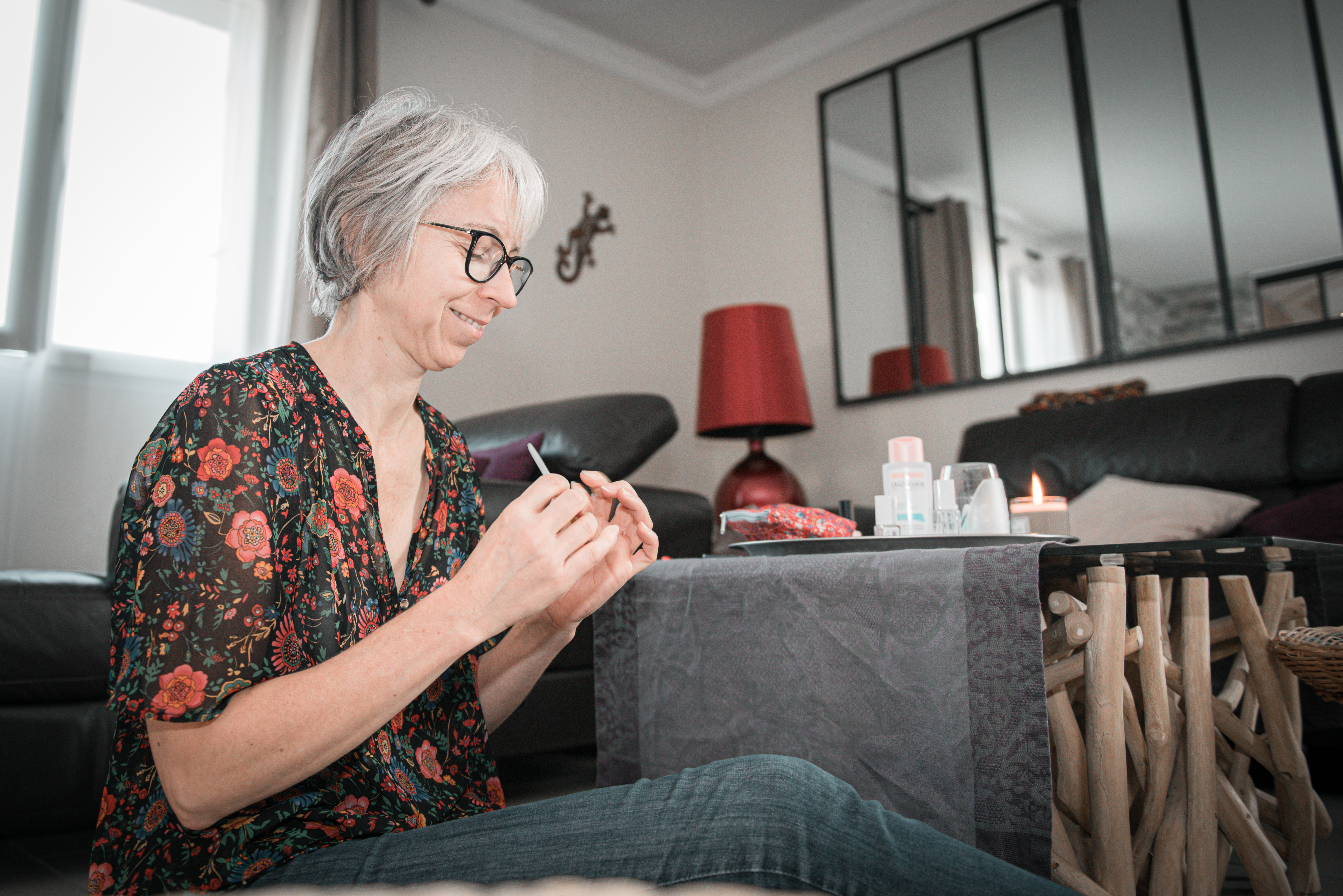 Mariage de Laurent et Valérie préparation de la mariée, elle se lime les ongles assise sur le sol