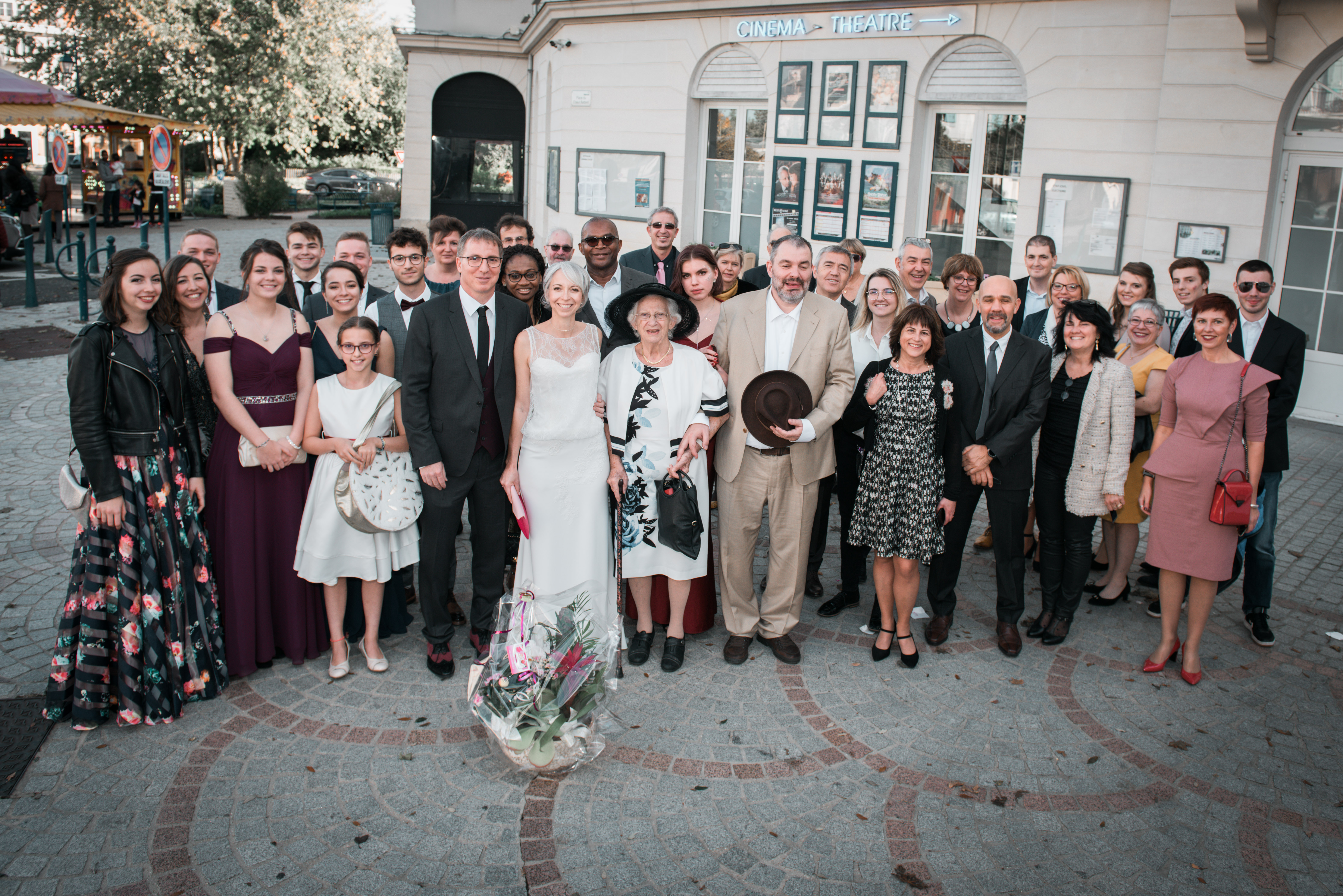 Mariage de Laurent et Valérie mairie, photo de groupe devant la mairie, une quarantaine de personnes